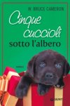 Cinque cuccioli sotto l'albero